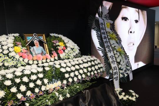 지난 7일 별세한 원로배우 고 김지미를 추모하는 공간이 11일 서울 충무로 서울영화센터에 마련되어 있다. 연합뉴스