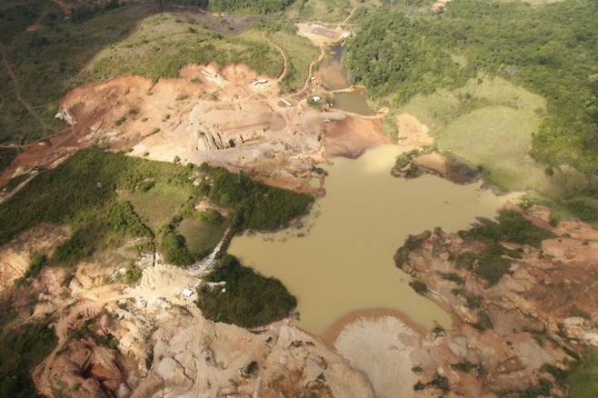 금광 채굴로 파괴된 아마존 열대우림. 어린이과학동아 제공&nbsp;