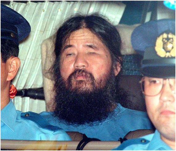 1995년 9월 25일 일본 도쿄 지하철 사린가스 테러 공격 사건의 주범인 옴진리교 교주 아사하라 쇼코(가운데)가 경찰 호송 차량에 탑승해 있다. 도쿄=로이터 연합뉴스