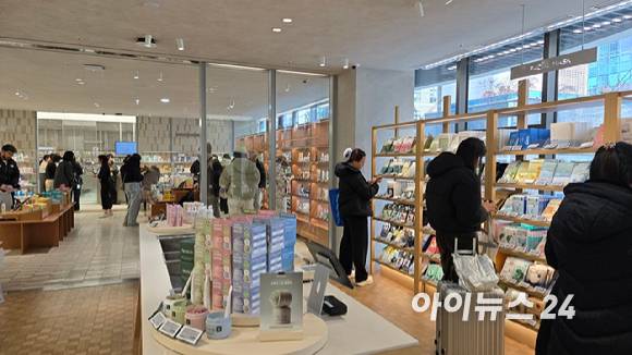 올리브영N 성수에서 방문객들이 K뷰티 제품을 둘러보고 있다. [사진=아이뉴스24 DB]