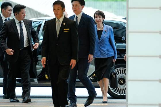 지난 10월 21일 다카이치 사나에 일본 총리가 취임 후 처음으로 일본 총리 관저에 도착했을 때 맨 토트백이 화제다. AP=연합뉴스