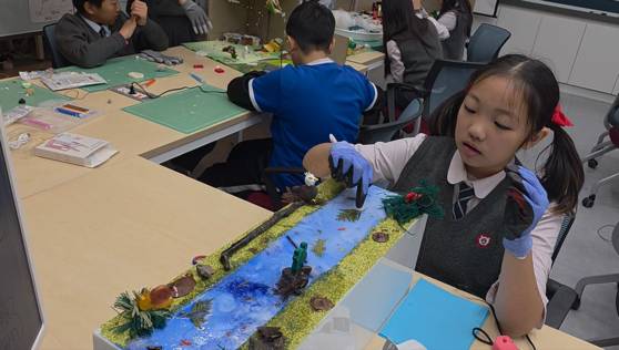 경북대사대부초 5학년 2반의 '함께 사는 생태계' 수업. 최서연(11)양이 3D프린터 등을 이용해 '달성습지' 생태계의 구성요소를 만들고 표현하면서 먹이사슬과 생태계의 구조에 대해 탐구하고 있다. 대구=백경서 기자