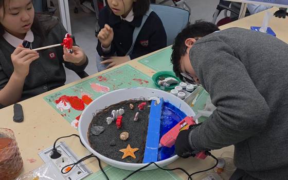 경북대사대부초 5학년 2반의 '함께 사는 생태계' 수업. 학생들이 3D프린터 등을 이용해 하나의 작은 생태계를 표현하면서 먹이사슬과 생태계의 구조에 대해 탐구하고 있다. 대구=백경서 기자