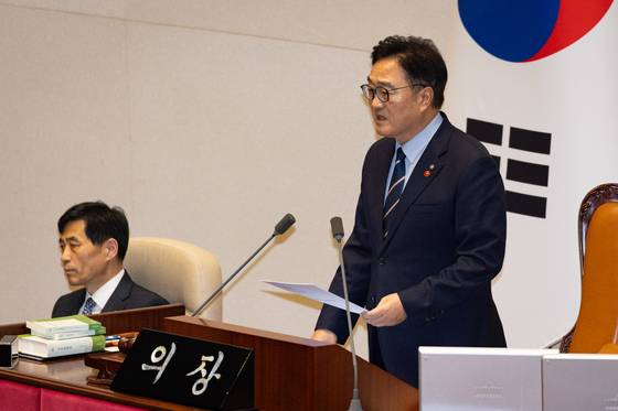 우원식 국회의장이 14일 서울 여의도 국회에서 열린 제430회 국회(정기회) 제1차 본회의에서 경찰관 직무집행법 일부개정법률안이 재석 174인 중 찬성 174인으로 가결된 후 3박4일간의 무제한토론(필리버스터) 소회를 밝히고 있다. 2025.12.14