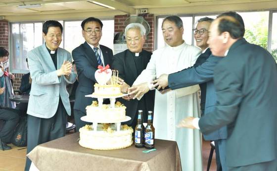 2018년 5월27일 부산 구포성당 본당설립 60주년 기념행사에 전재수 당시 더불어민주당 의원(오른쪽 두번째)이 참석한 모습. 사진 천주교부산교구