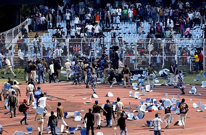 ▲성난 인도 메시 팬들 난동 [연합뉴스]