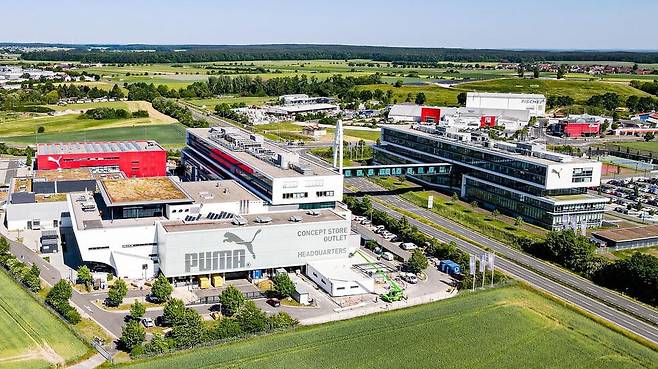독일 바이에른 소도시 헤르초게나우라흐에는 글로벌 스포츠 용품 회사의 본사가 두 개나 있다. 사진은 푸마 본사. 아디다스 본사는 오른쪽으로 2km 떨어져 있다. /푸마 제공