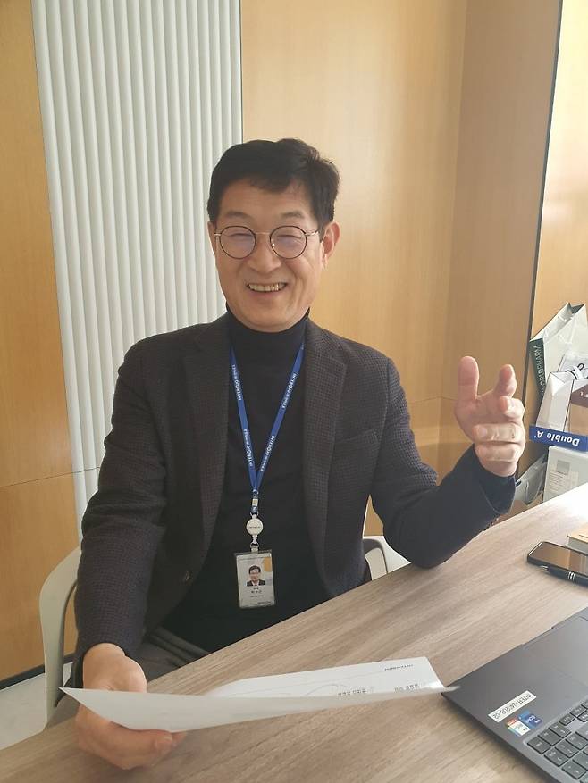 박수근 사장이 AI 제조현장 투입 과정을 설명하고 있다. 평택=윤현주 기자