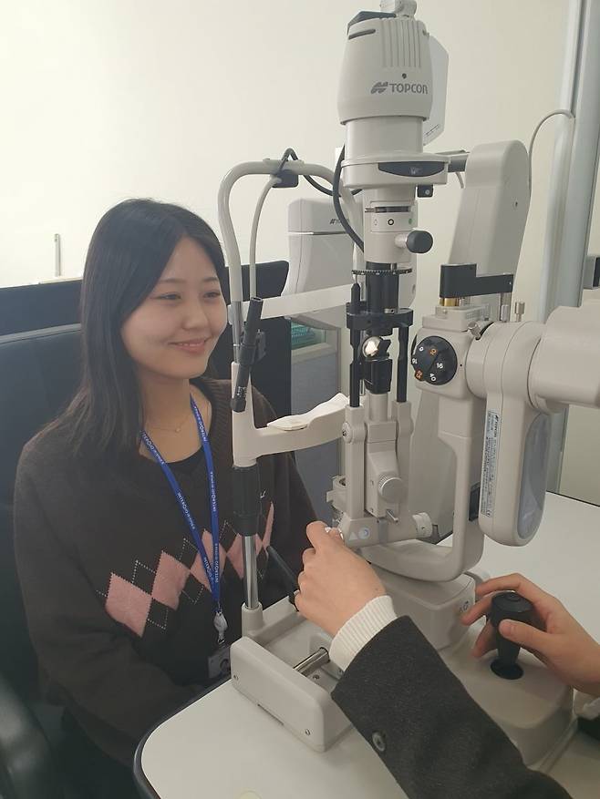 박나은 주임이 슬릿 램프 검사 준비 중이다. 평택=윤현주 기자