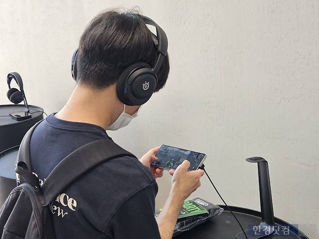 지난 5월 21일 서울 성동구 성수동에서 열린 '모바일배틀그라운드 한국 서비스 7주년 기념 팝업스토어'에서 20대 방문객들이 갤럭시S25 울트라로 게임을 시연해보고 있다. 사진=박수빈 기자