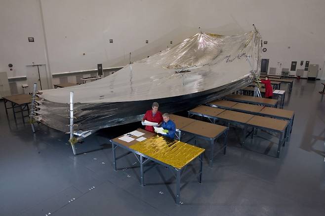 다섯 겹으로 된 '태양 차폐막' / 사진=노스롭그루먼