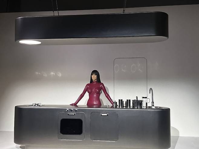 비앙카 센소리가 서울에서 최초 공개한 퍼포먼스 'BIO POP-THE ORIGIN'의 한 장면. /강은영