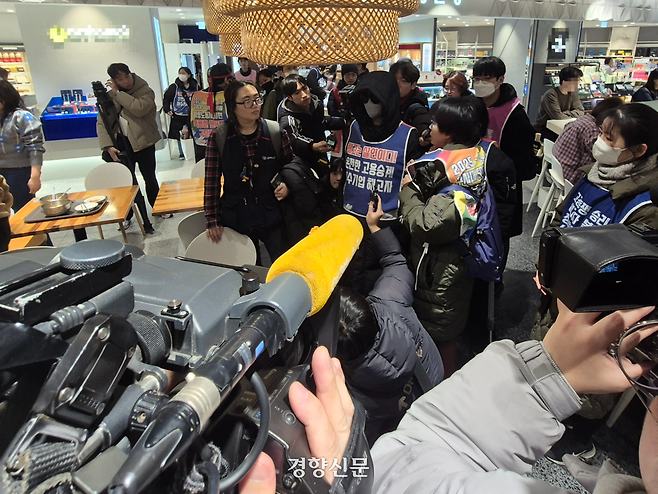 인권운동네트워크 바람·이수기업 해고자 등이 지난 12일 서울 송파구 롯데백화점 잠실점 지하 1층 식당가에서 취재진을 만나 지난 10일 롯데백화점 측이 노조 조끼·몸자보 탈의를 요구하던 상황을 설명하고 있다. 김태욱 기자