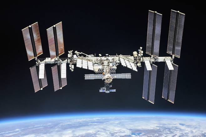 고도 약 400㎞에 떠 있는 국제우주정거장(ISS). 길이 109ｍ로, 인류가 우주에 만든 구조물 가운데 가장 크다. 미 항공우주국(NASA) 제공