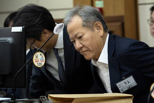 Former Interior Minister Lee Sang-min arrives at the Seoul Central District Court in Seocho District, southern Seoul, on Oct. 17 for the first hearing on charges including participation in key treason operations. [YONHAP]