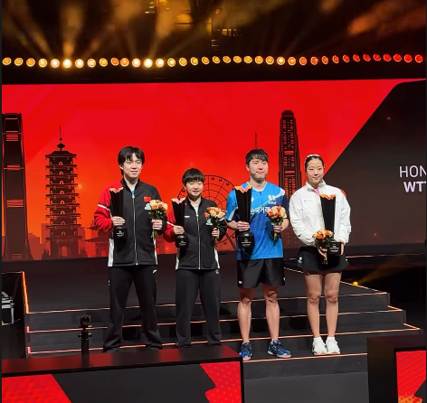 임종훈과 신유빈이 트로피를 들고 있다. WTT 인스타그램 캡처