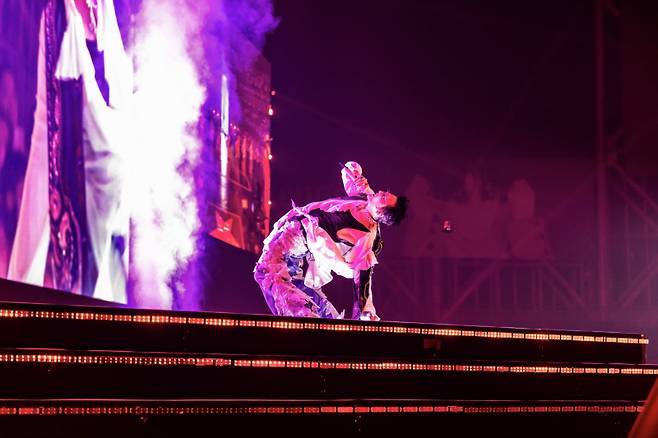 가수 지드래곤이 14일 오후 서울 고척동 고척스카이돔에서 ‘2025 월드 투어 [위버맨쉬] 인 서울 : 앙코르’를 열고 공연을 펼치고 있다. 갤럭시코퍼레이션 제공