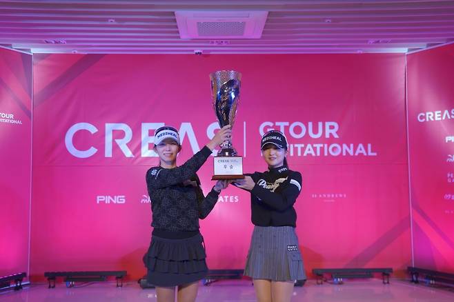 지난 12일 대전 골프존조이마루에서 열린 크리스에프앤씨 GTOUR 인비테이셔널에서 우승한 배소현-이예원(오른쪽)팀이 우승 트로피를 들고 포즈를 취하고 있다. 골프존
