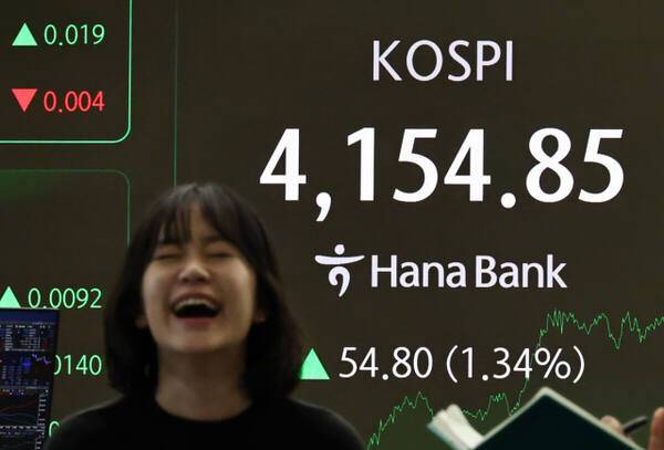 서울 중구 하나은행 딜링룸 현황판에 코스피 지수 등이 표시되고 있다. 연합뉴스