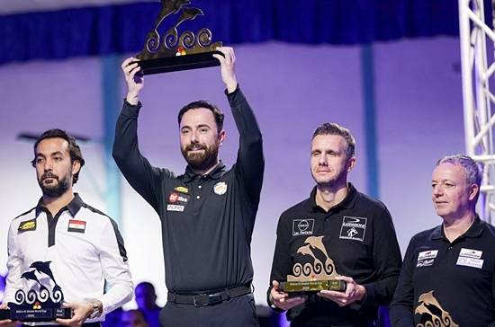 ‘튀르키예 신흥강호’ 벌카이 카라쿠르트가 14일 새벽(한국시간) 열린 이집트 샤름엘셰이크3쿠션월드컵 결승전에서 홈그라운드의 사메 시돔을 꺾고 개인 통산 첫 우승을 차지했다. 시상대에 나란히 선 입상자. (왼쪽부터) 준우승 시돔, 우승 카라쿠르트, 공동3위 피터 클루망, 딕 야스퍼스. (사진=SOOP)