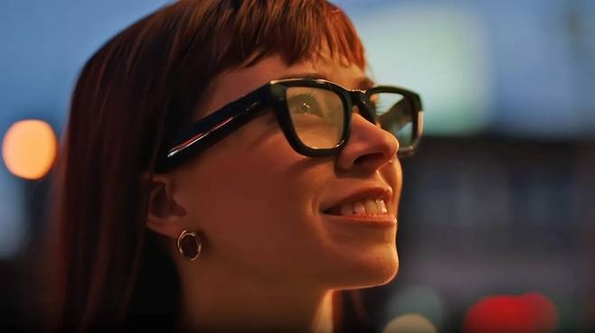 구글이 이번주 공개한 AI 안경 착용 모습. <구글>