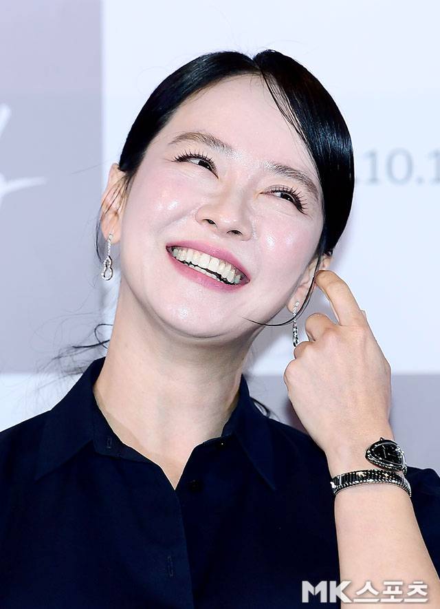 배우 송지효가 10년 넘게 함께한 예능 ‘런닝맨’ 촬영 기간과 겹친 8년 연애 사실을 털어놨다. 누구도 눈치채지 못했던 고백은 단순한 연애 공개를 넘어, 왜 지금 이 이야기를 꺼냈는지에 시선이 쏠리게 했다. 사진=김영구 기자