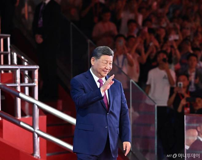 [광저우=신화/뉴시스] 시진핑 중국 국가주석이 9일(현지 시간) 중국 광둥성 광저우에서 열린 제15회 전국체육대회 개회식에서 손을 흔들며 인사하고 있다. 시 주석은 이날 개회식에 참석해 대회 개막을 선언했다. 2025.11.10. /사진=민경찬