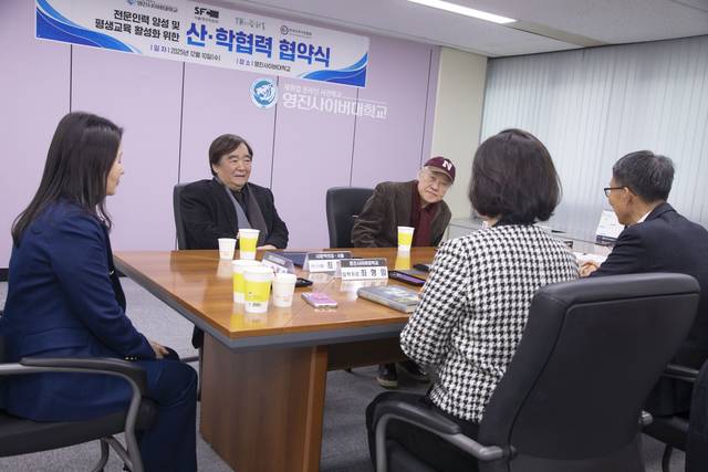 협약식 후 디지털문예콘텐츠학과의 발전을 위한 교육방안을 협의하고 있다. 영진사이버대 제공