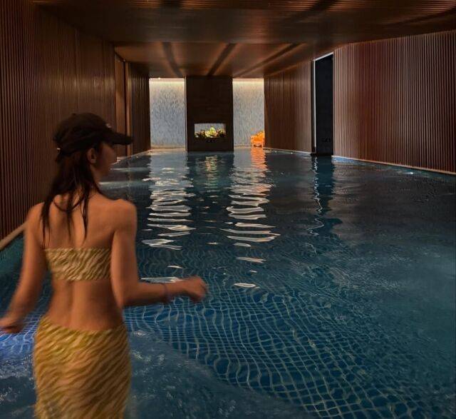 이주빈이 여행지에서 근황을 전하며 아찔한 비키니 몸매를 공개했다. / 이주빈 인스타그램