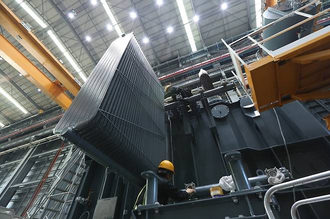 효성중공업 창원 공장에서 직원들이 변압기를 조립하고 있다. [효성중공업 제공]