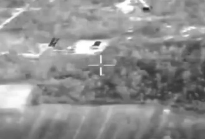 태국군은 13일(현지시간) 캄보디아의 목표물을 공습하는 영상을 공개했다.