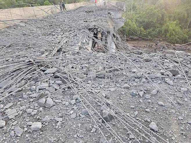 폭격으로 무너진 다리 [X]