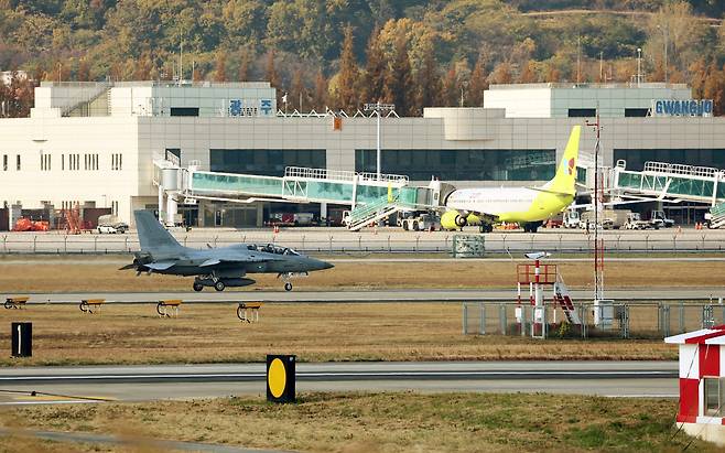 광주 광산구 광주공항에서 공군 제1전투비행단의 전투기가 이륙 준비를 하고 있다. <연합뉴스>