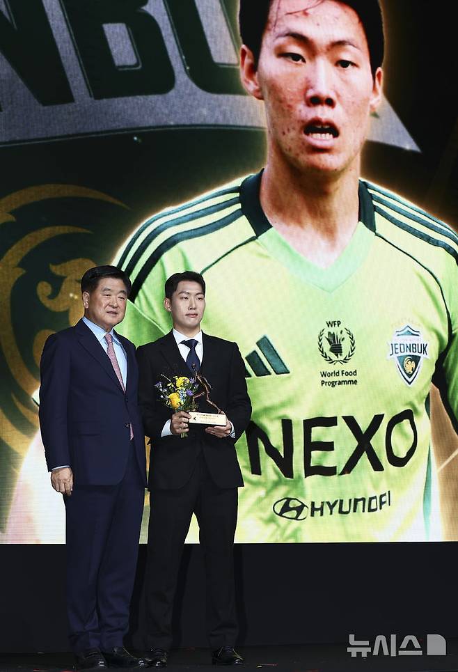 [서울=뉴시스] 김근수 기자 = K리그1 베스트일레븐 선정된 전북현대모터스 미드필더 강상윤이 지난 1일 서울 서대문구 스위스 그랜드호텔에서 열린 하나은행 K리그 2025 대상 시상식에서 기념촬영을 하고 있다. 2025.12.01. ks@newsis.com