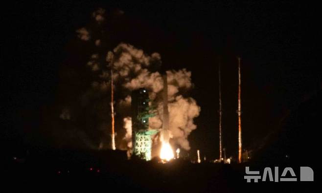 [여수=뉴시스] 황준선 기자 = 한국형 발사체 누리호가 27일 새벽 전남 고흥군 나로우주센터에서 발사되고 있다. 민간 기업인 한화에어로스페이스가 기술 이전을 통해 발사체 제작 전 과정을 주관한 누리호 4호기는 오로라·대기광 관측과 우주 자기장·플라스마 측정 등을 위한 위성 13기가 탑재됐다. 2025.11.27. hwang@newsis.com