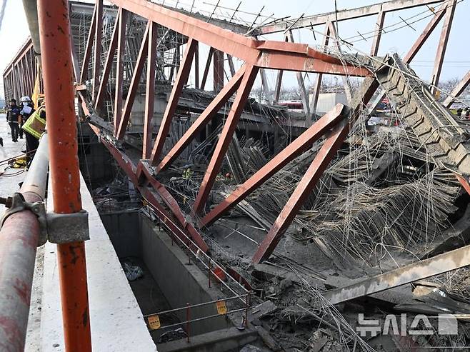 [광주=뉴시스] 이현행 기자 = 11일 오후 광주 서구 치평동 광주대표도서관 건설 현장에서 콘크리트 타설 작업 중 구조물 붕괴 사고가 나 소방 당국이 매몰된 것으로 추정되는 작업자를 구조 하고 있다. 2025.12.11. lhh@newsis.com