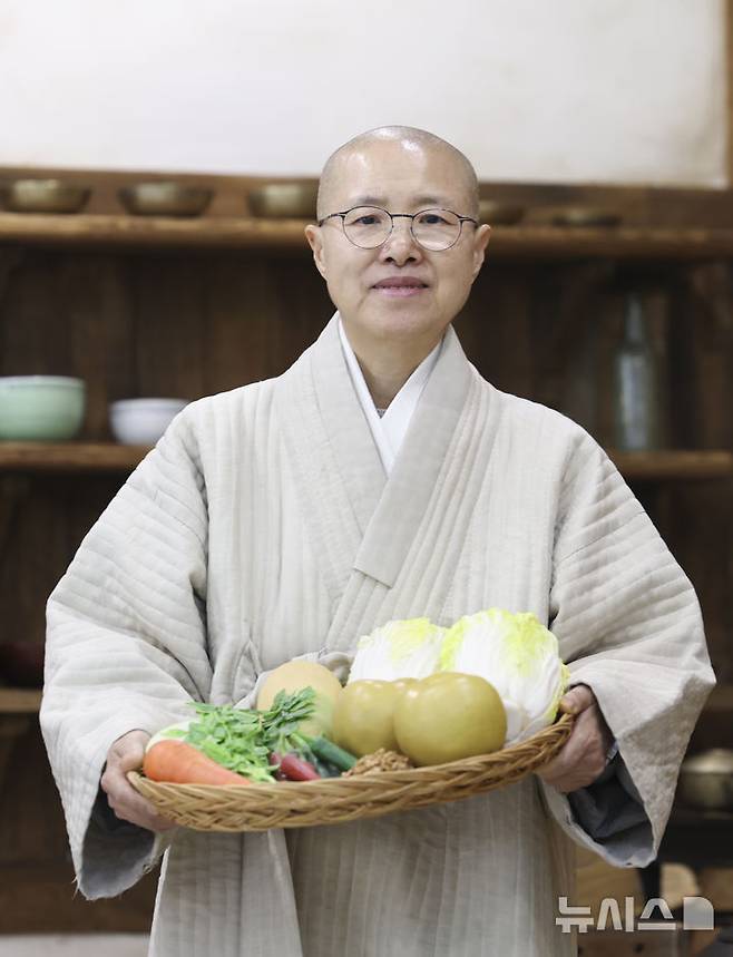 [서울=뉴시스] 김근수 기자 = 선재스님이 12일 서울 종로구 한국사찰음식문화체험관에서 뉴시스와 인터뷰를 마치고 기념촬영을 하고 있다. 2025.12.12. ks@newsis.com