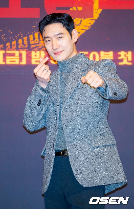 [OSEN=민경훈 기자] 18일 오후 서울 양천구 목동 SBS 방송센터 SBS홀에서 SBS 금토드라마 ‘모범택시3’ 제작발표회가 열렸다.배우 이제훈, 김의성, 표예진, 장혁진, 배유람 주연의 드라마 ‘모범택시3’는 동명의 웹툰을 원작으로 한 시리즈물로, 베일에 가려진 택시회사 무지개 운수와 택시기사 김도기가 억울한 피해자를 대신해 복수를 완성하는 사적 복수 대행극이다.&nbsp;배우 이제훈이 포즈를 취하고 있다. 2025.11.18 / rumi@osen.co.kr