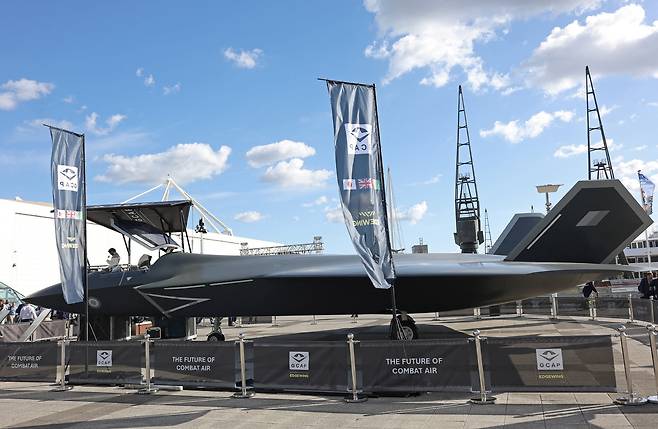 지난 9월 9일 런던에서 열린 안보장비 전시회에서&nbsp;글로벌 전투기 프로그램(GCAP) 6세대 전투기 모형이 전시되어 있다. 로이터·연합뉴스