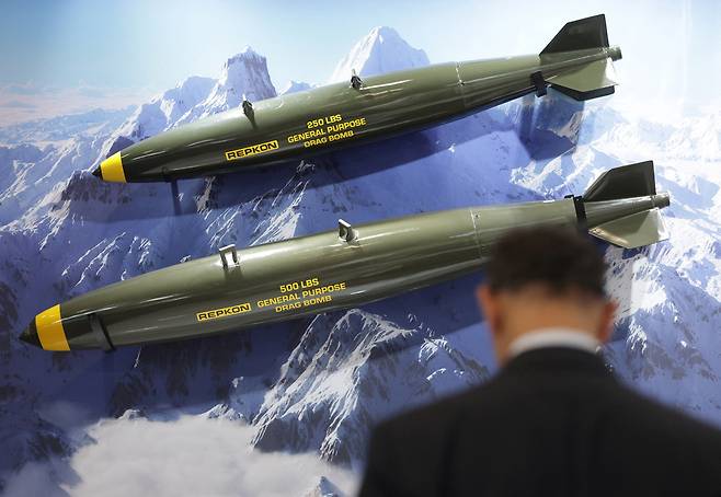 지난 9월 9일 런던에서 열린 안보장비 전시회에 공대지 폭탄들이 전시되어 있다. 로이터·연합뉴스