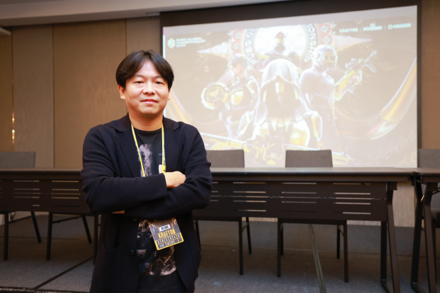 김우진 크래프톤 e스포츠 팀장이 태국 방콕에서 열린 ‘펍지 글로벌 챔피언십(PGC) 2025’에서 인터뷰 후 포즈를 취하고 있다. 사진 제공=크래프톤