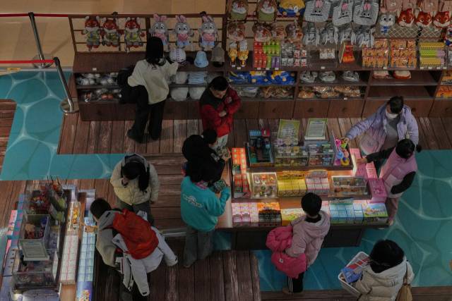 중국 베이징의 한 쇼핑몰에서 고객들이 물건을 구경하고 있다. AP연합뉴스