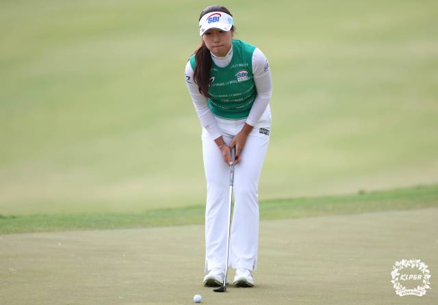퍼팅을 준비하고 있는 이동은. 사진 제공=KLPGA