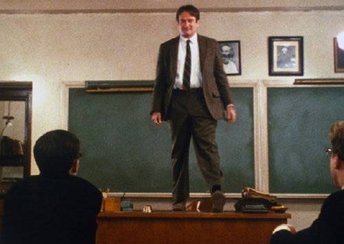 미국의 명문 사립학교 웰튼 아카데미. 이곳에 새로 부임한 영어 교사 ‘존 키팅(로빈 윌리엄스)’이 학생들을 처음 만나 책상 위에 올라선다. IMDB
