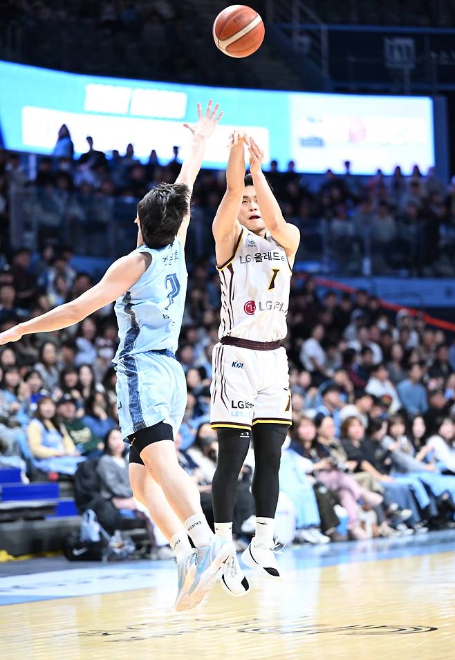 LG 유기상이 14일 고양 소노와의 원정 경기에서 3점을 쏘고 있다. KBL 제공
