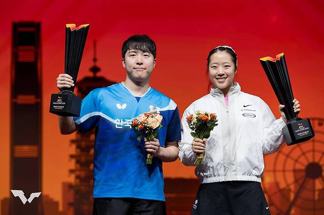 임종훈과 신유빈(오른쪽)이 13일 중국 홍콩에서 열린 2025 월드테이블테니스 홍콩 파이널스 혼합 복식 정상에 올라 트로피를 들고 포즈를 취하고 있다. WTT 인스타그램 캡처