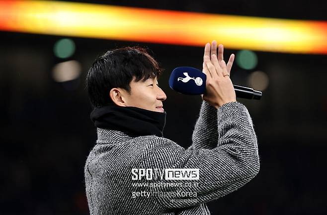 ▲ 경기장을 찾은 4만 명 이상의 토트넘 팬들은 손흥민과 아름다운 시간을 보냈다. 검은 목도리에 회색 롱코트를 걸친 차림으로 경기장 터널에서 모습을 드러낸 순간 관중석은 아주 뜨거워졌다. 10년 동안 토트넘을 대표해온 얼굴이 다시 홈 그라운드에 선 장면은 감정적으로 큰 울림을 줬다.