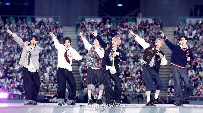 그룹 킥플립이 6일 대만 가오슝 내셔널 스타디움에서 진행된 스타뉴스 주최 '10주년 아시아 아티스트 어워즈 2025(10th Anniversary Asia Artist Awards 2025, '10주년 AAA 2025')에서 멋진 무대를 선보였다. /2025.12.06 /사진=김휘선 hwijpg@