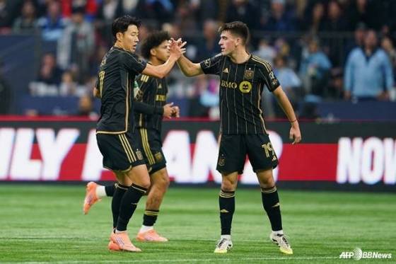 손흥민(왼쪽)이 지난 11월 캐나다 밴쿠버 BC 플레이스에서 열린 미국 메이저리그 사커(MLS)컵 플레이오프(PO) 콘퍼런스 준결승(8강) 경기에서 만회골을 넣고 달려가고 있다. /AFPBBNews=뉴스1