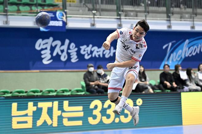 신한 SOL Bank 25 26 핸드볼 H리그 '신한은행 1라운드 MVP' 하남시청 김지훈이 슛을 던지고 있다. /사진=한국핸드볼연맹 제공